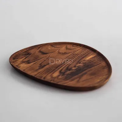 Изогнутая деревянная тарелка с обжигом, дуб 25×20 см от мастерской DIVIRO